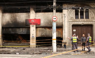 Incêndio em prédios comerciais na rua Barão de Duprat, próximo a rua 25 de Março, na região central da capital.