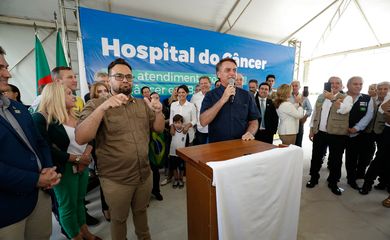 Presidente Jair Bolsonaro  visita as obras da Unidade de Radioterapia da Santa Casa de Caridade de Bagé