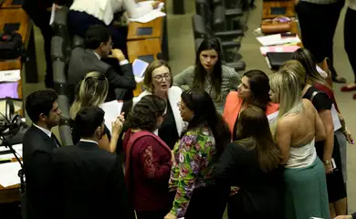 Brasília - A 2ª secretária da Mesa da Câmara, Mariana Carvalho, preside sessão para votar projetos de lei considerados prioritários pela bancada feminina (Wilson Dias/Agência Brasil)