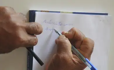 Analfabetismo de pessoas com deficiência é quatro vezes maior no país