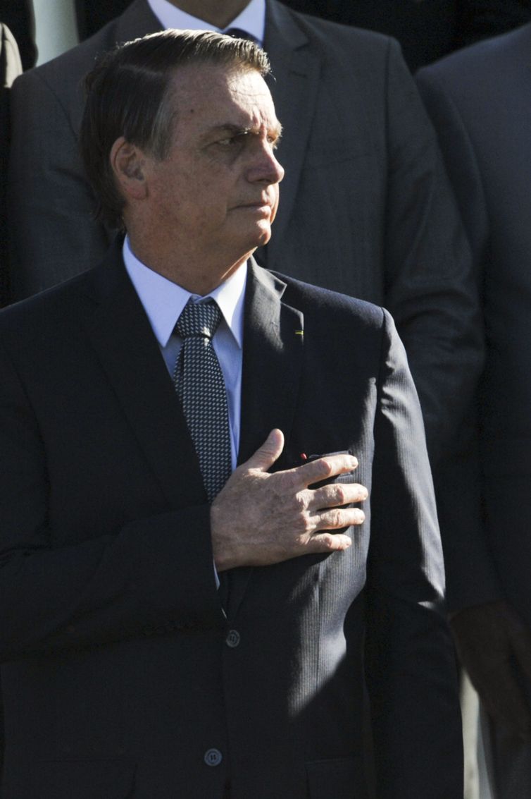 O Presidente da República, Jair Bolsonaro, a primeira dama, Michele Bolsonaro e ministros de Estado participam da cerimônia de hasteamento da Bandeira Nacional, na área externa do Palácio da Alvorada.