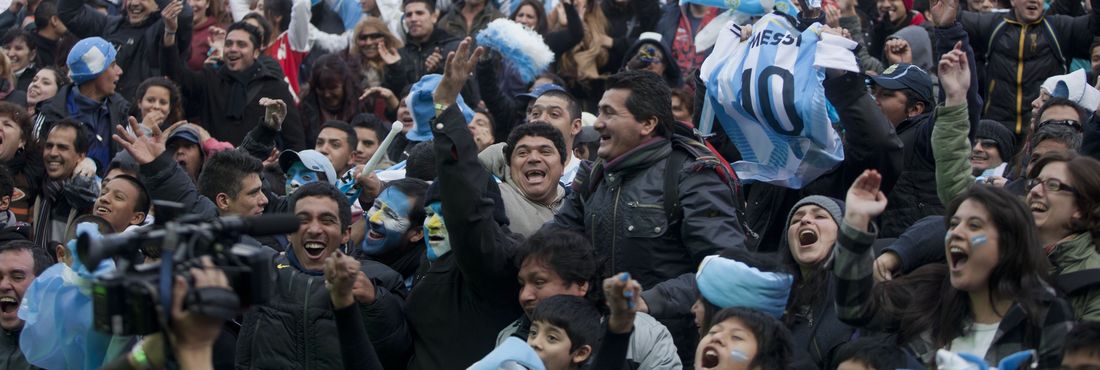 Em Buenos Aires, torcedores vibram após o gol que colocou a Argentina nas quartas de final.