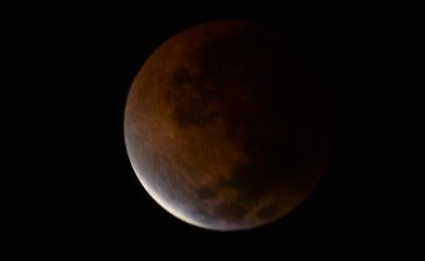 Lua avermelhada chama a atenção de brasilienses na madrugada, durante eclipse total (Marcello Casal Jr/Agência Brasil)