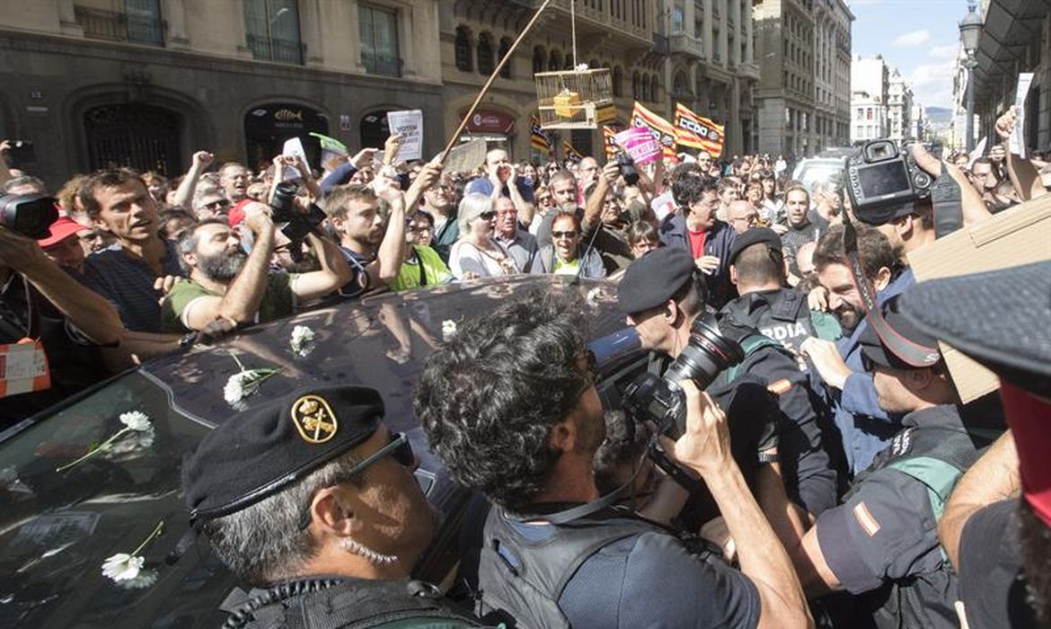 Cidadãos catalães protestam contra ação da Guarda Civil espanhola nos órgãos públicos, para apreensão de documentos contra a realização de referendo separatista