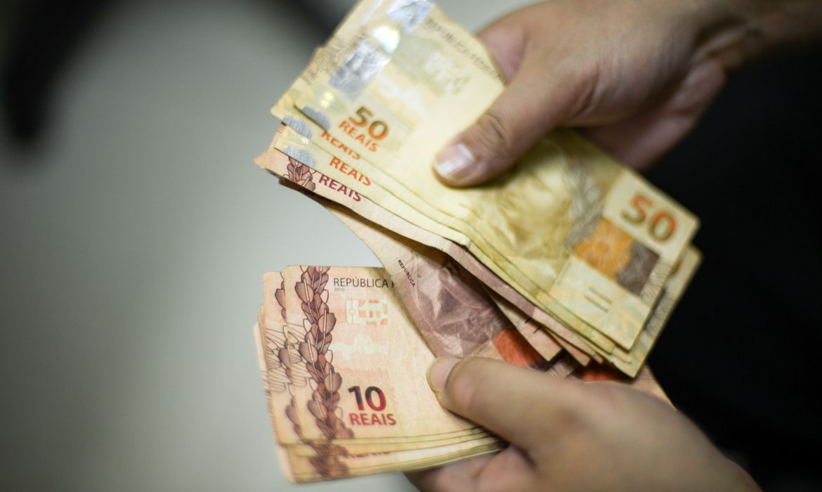 Como é a relação do brasileiro com dinheiro? Nova pesquisa traz