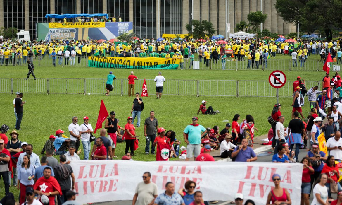 Brasília - Manifestantes a favor de Lula protestam na Esplanada dos Ministérios. O STF julga o pedido do ex-presidente para não ser preso até se esgotarem os recursos na Justiça (Fabio Rodrigues Pozzebom/Agência Brasil)