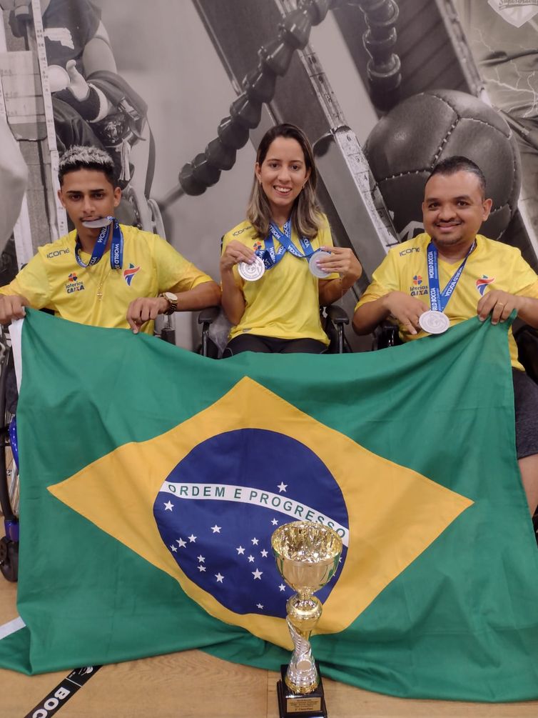 Divulgação/Ande Iuri Tauan (BC2), Andreza Vitória (BC1) e Maciel Santos (BC2) conquistaram a prata na disputa por equipes BC1/BC2 no Desafio Internacional de Bocha Paralímpica - em 13/09/2022