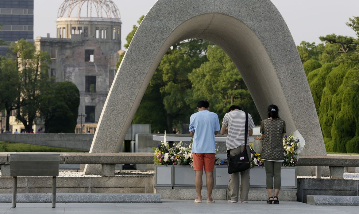 Hiroshima - Memorial da Paz em Hiroshima, com o domo que resistiu à explosão da bomba atômica ao fundo. A bomba lançada pelos EUA durante a 2ª Guerra Mundial devastou a cidade em 1945