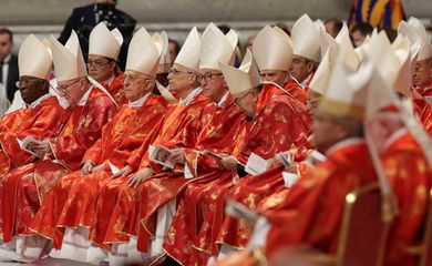 Cardinals gather, on the day the Dean of the College of Cardinals, Cardinal Giovanni Battista Re presides over the Holy Mass, celebrated for the election of the new pope, in St. Peter’s Basilica, at the Vatican, May 7, 2025. REUTERS/Murad Sezer