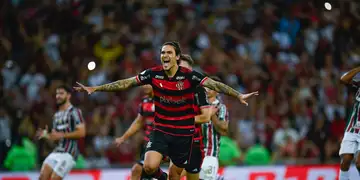 Flamengo derrota o Fluminense e segue na liderança do Brasileirão