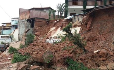 Muro e parte de quintal de casa desabam em bairro de Belo Horizonte por causa de chuva forte 