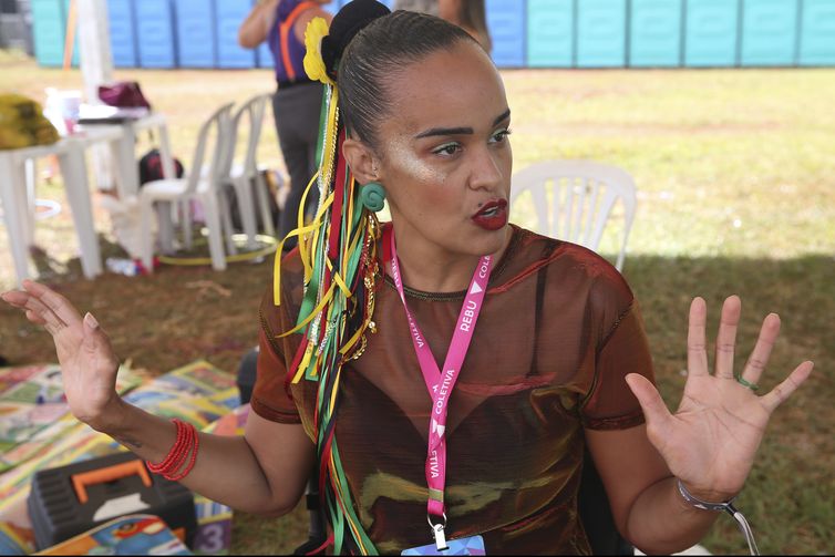 Brasília (DF), 02/20/2023 - Emilly Amorim during an interview for Agência Brasil at the Rebu carnival block.  Photo: Antonio Cruz/Agência Brasil