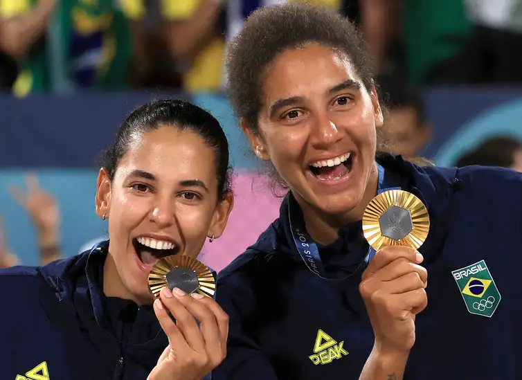 Paris 2024 Olympics - Beach Volleyball - Women's Victory Ceremony - Eiffel Tower Stadium, Paris, France - August 10, 2024. 
Gold medallists Ana Patricia Silva Ramos of Brazil and Eduarda Santos Lisboa of Brazil pose with medals. REUTERS/Esa Alexander REFILE - CORRECTING DATE FROM 