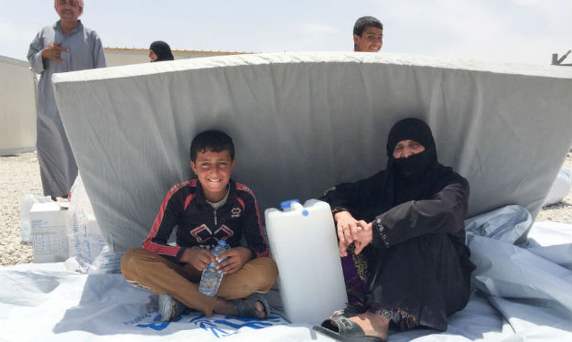 Famílias buscam abrigo no novo acampamento para deslocados da Acnur, no Iraque