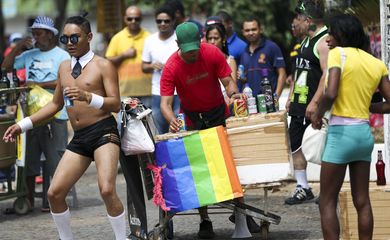 Brasília - A 11ª Parada do Orgulho LGBTS de Taguatinga, neste domingo (30), na Praça do Relógio  (Marcelo Camargo/Agência Brasil)