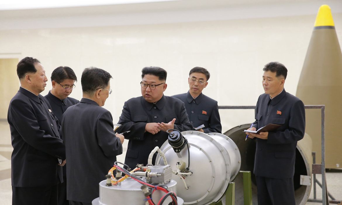 Foto divulgada pela agência estatal de notícias da Coreia do Norte, a KCNA, mostra Kim Jong-un supostamente inspecionando armas nucleares em um local não revelado (EFE/Direitos reservados) 