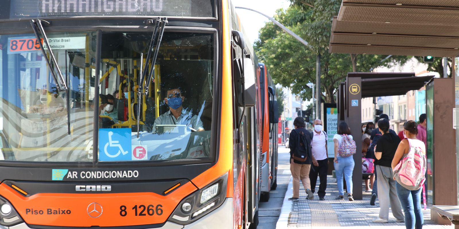 Usuários de transporte público e motoristas de ônibus utilizam máscaras de proteção contra covid-19 na rua da Consolação