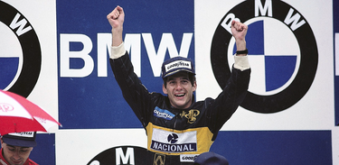 Ayrton Senna comemora mais um podium