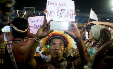 Palmas (TO) - Indígenas de diversas etnias interrompem as competições dos Jogos Mundiais dos Povos Indígenas em protesto contra a PEC 215 (Marcelo Camargo/Agência Brasil)