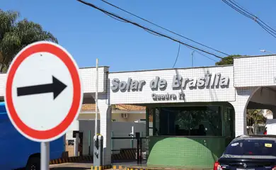 Brasília (DF) 07/08/2025 Fachada do condomínio Solar de Brasília, onde mora e cumpre prisão domiciliar o ex-presidente Jair Bolsonaro.  Foto: Fabio Rodrigues-Pozzebom/ Agência Brasil