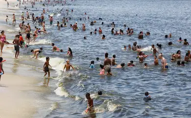 Rio de Janeiro (RJ) 25/01/2025 – Frequentadores se refrescam na Praia do Flamengo durante semana com alerta de calor extremo. Foto: Fernando Frazão/Agência Brasil