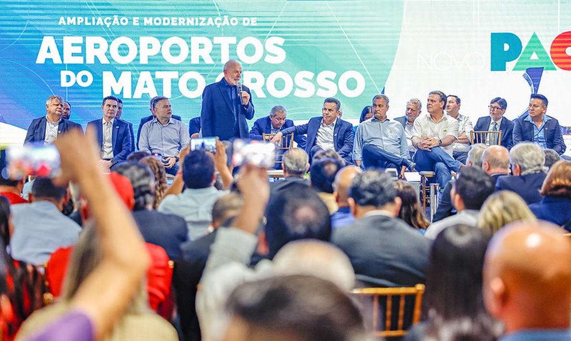 31.07.2024 - Presidente da República, Luiz Inácio Lula da Silva, durante cerimônia de entrega das obras de ampliação e modernização dos Aeroportos de Cuiabá, Sinop, Rondonópolis e Alta Floresta, no Aeroporto Internacional de Cuiabá. Várzea Grande - MT.

Foto: Ricardo Stuckert / PR