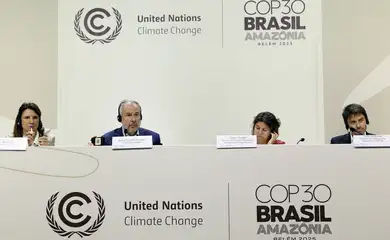 Belém (PA), 12/11/2025 - A diretora-executiva da COP30, Ana Toni, o presidente da COP30, embaixador André Corrêa do Lago, a diretora do Departamento de Clima do MRE, Liliam Chagas, e o diretor de Estratégia e Alinhamento da COP30, Túlio Andrade, durante coletiva de imprensa na COP30. Foto: Bruno Peres/Agência Brasil