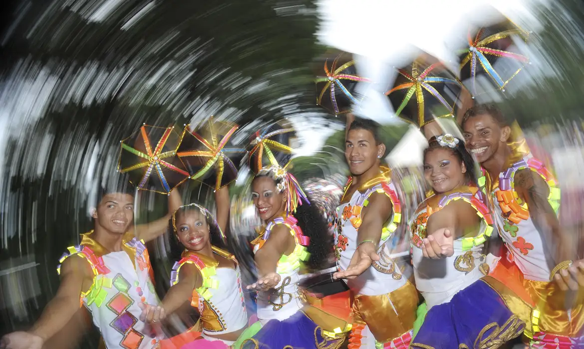 Agência Brasil 30 Anos - O grupo Companhia Brasil Por Dança, de Olinda, veio participar do desfile do bloco Galinho de Brasília, que surgiu há 20 anos, fundado por um grupo de amigos nordestinos