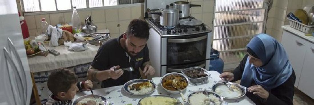 Almoço na casa da família Zatta, recém-convertida ao Islamismo. Em seu episódio de estreia, Retratos de Fé traça um panorama do Islamismo em diferentes regiões do país.