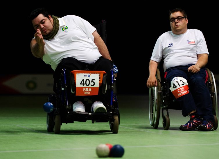 Dirceu Pinto em lançamento de bocha nas Paralimpíadas de Londres 2012.