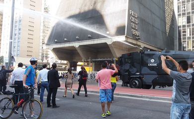 Tropa de Choque da Polícia Militar de São Paulo lança jatos d'água em manifestantes que ocupavam a Avenida Paulista desde o fim da tarde de quarta-feira