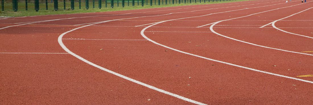 O formato moderno do atletismo surgiu no começo do século XIX, na Inglaterra, Ele combina as competições em estádios ou ginásios e as corridas de rua