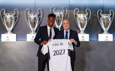 Vini Jr e Florentino Pérez - Real Madrid - Vinicius Júnior renova contrato até 2027 - em 31/10/2023