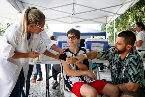 Rio de Janeiro - Dia D contra a dengue no Rio tem campanha educativa e vacinação.  Leonardo e o filho Davi . Foto: Edu Kapps/SMS