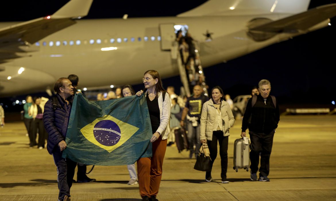 Brasília (DF) 11/10/2023 – O primeiro avião da FAB trazendo 211 brasileiros de Israel aterrissa às 4h da manhã, na Base Aérea de Brasília. A operação de resgate, denominada Voltando em Paz, começou no domingo (8) com a saída da aeronave do Brasil com destino à Itália e, de lá, para Tel Aviv (capital israelense), de onde os brasileiros embarcaram.Foto: Joédson Alves/Agência Brasil