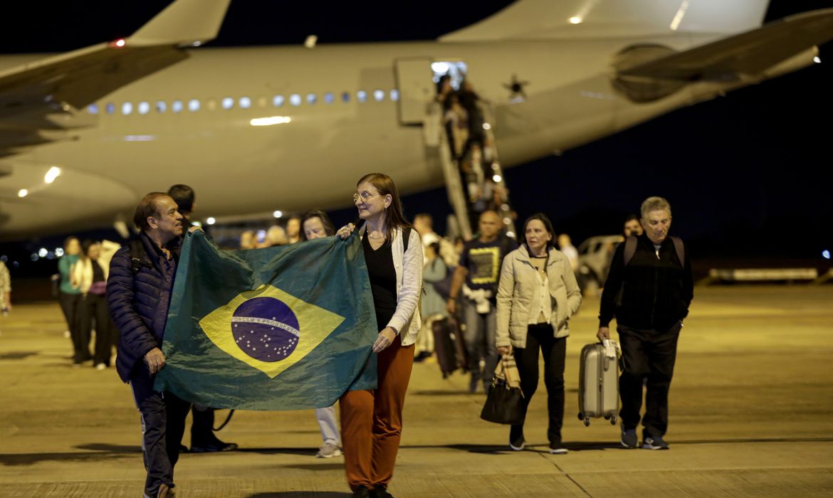 Brasília (DF) 11/10/2023 – O primeiro avião da FAB trazendo 211 brasileiros de Israel aterrissa às 4h da manhã, na Base Aérea de Brasília. A operação de resgate, denominada Voltando em Paz, começou no domingo (8) com a saída da aeronave do Brasil com destino à Itália e, de lá, para Tel Aviv (capital israelense), de onde os brasileiros embarcaram.
Foto: Joédson Alves/Agência Brasil