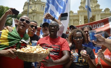 Rio de Janeiro -  Servidores estaduais protestam em direção ao Palácio Guanabara, onde fazem uma Ceia da Miséria,  para denunciar o não pagamento dos salários, inclusive o 13º, aposentadorias e pensões (Tânia Rêgo/Agência Brasil)