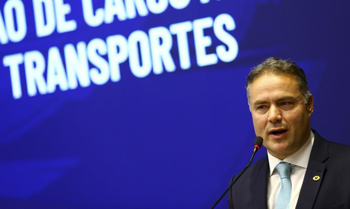 O ministro dos Transportes, Renan Filho, assume o cargo em solenidade de transmissão no ministério.
