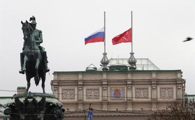 Bandeira russa (à esquerda) e de São Petersburgo (à direita) a meio mastro no alto do Palácio Mariinsky, sede da Assembleia Legislativa de São Petersburgo
