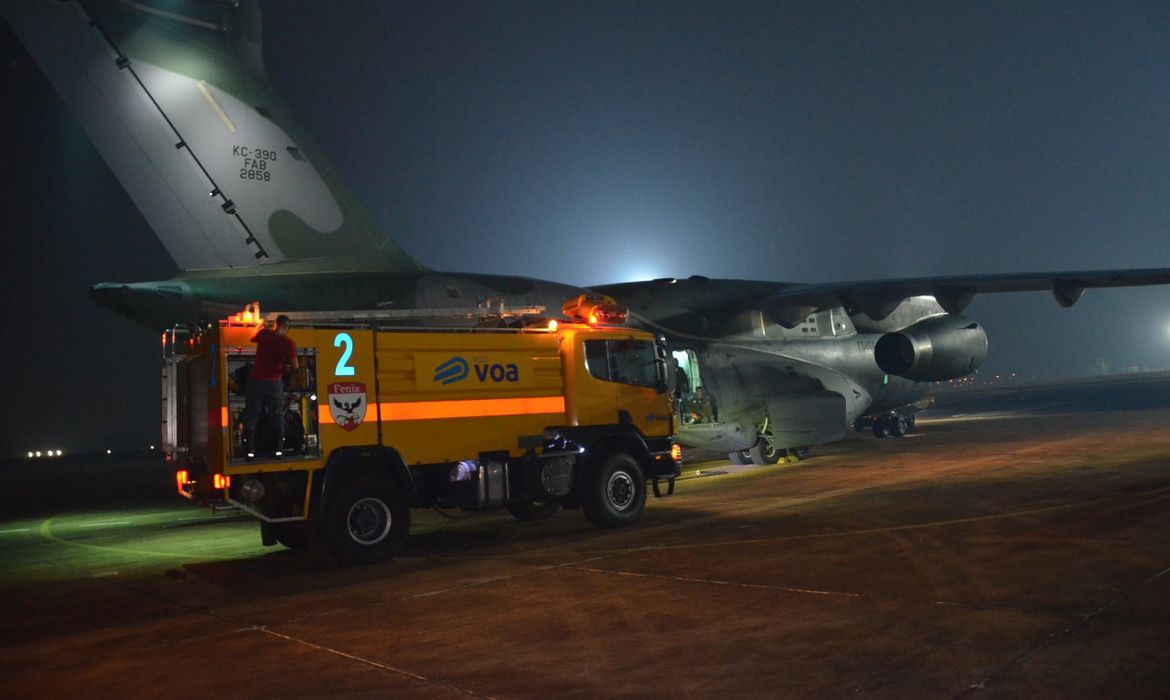 Brasília (DF) 25/08/2024 - A Força Aérea Brasileira (FAB) informa que uma aeronave KC-390 Millennium, operada pelo Primeiro Grupo de Transporte de Tropa (1º GTT) – Esquadrão Zeus, pousou às 23h55 (horário local) no Aeroporto de Ribeirão Preto, no estado de São Paulo, onde será engajada para auxiliar no combate às queimadas na região.

Foto: Fab/Divulgação