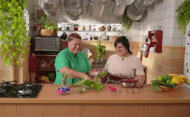 Rio de Janeiro (RJ) 21/03/2025 - Uso de Plantas Alimentícias Não Convencionais é tema do Xodó de Cozinha. Chef Regina Tchelly recebe culinarista para falar das PANCs. Frame TV Brasil