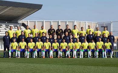 Seleção brasileira posa para foto oficial da Copa do Mundo de 2022