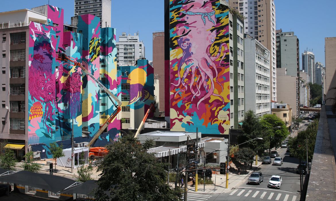 O mural de 10 mil m², intitulado “Aquário Urbano”, que está sendo realizado pelo artista Felipe Yung, o Flip, em parceria com o produtor cultural Kleber Pagú, no centro de São Paulo, será o maior grafite do mundo.
