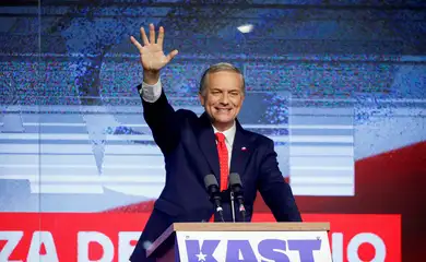 FILE PHOTO: FILE PHOTO: FILE PHOTO: Jose Antonio Kast, presidential candidate of the far-right Republican Party, waves to his supporters, following early results during the presidential election, in Santiago, Chile November 16, 2025. REUTERS/Rodrigo Garrido/File Photo/File Photo/File Photo