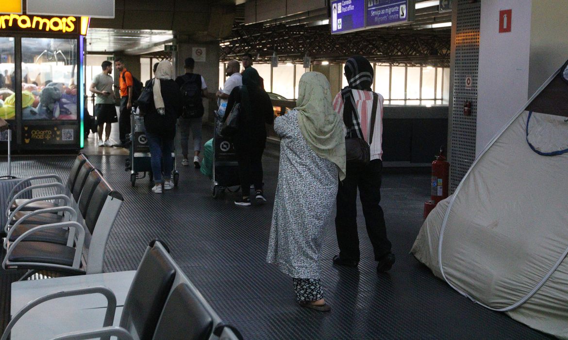 São Paulo (SP), 11/03/2024 - Parte do grupo de refugiados afegãos com visto humanitário que está acampado no Aeroporto Internacional de Guarulhos é levado para abrigo no primeiro dia do Ramadã. Foto: Rovena Rosa/Agência Brasil