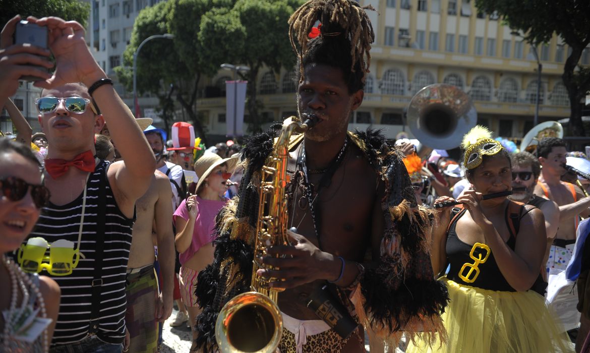 Rio de Janeiro - Foliões agitam o bloco de rua Cordão do Boitatá no centro do Rio (Tomaz Silva/Agência Brasil)