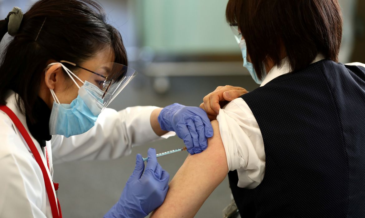 Profissional de saúde recebe dose da vacina contra Covid-19 em Tóquio - Olimpíada - Tóquio 2020