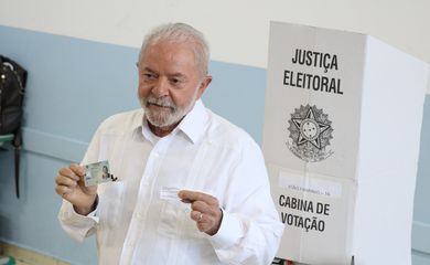 O candidato a presidência, Luiz Inácio Lula da Silva, vota na escola Escola Estadual Doutor João Firmino Corrêa de Araújo, em São Bernardo do Campo.