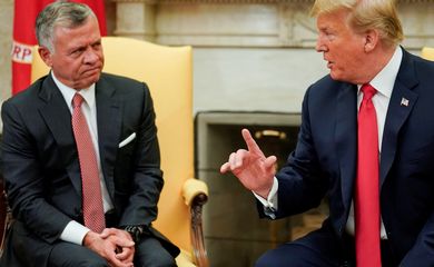 FILE PHOTO: U.S. President Donald Trump talks with Jordan’s King Abdullah during a meeting in the Oval Office of the White House in Washington, U.S., June 25, 2018. Reuters/Jonathan Ernst/Arquivo/Proibida reprodução