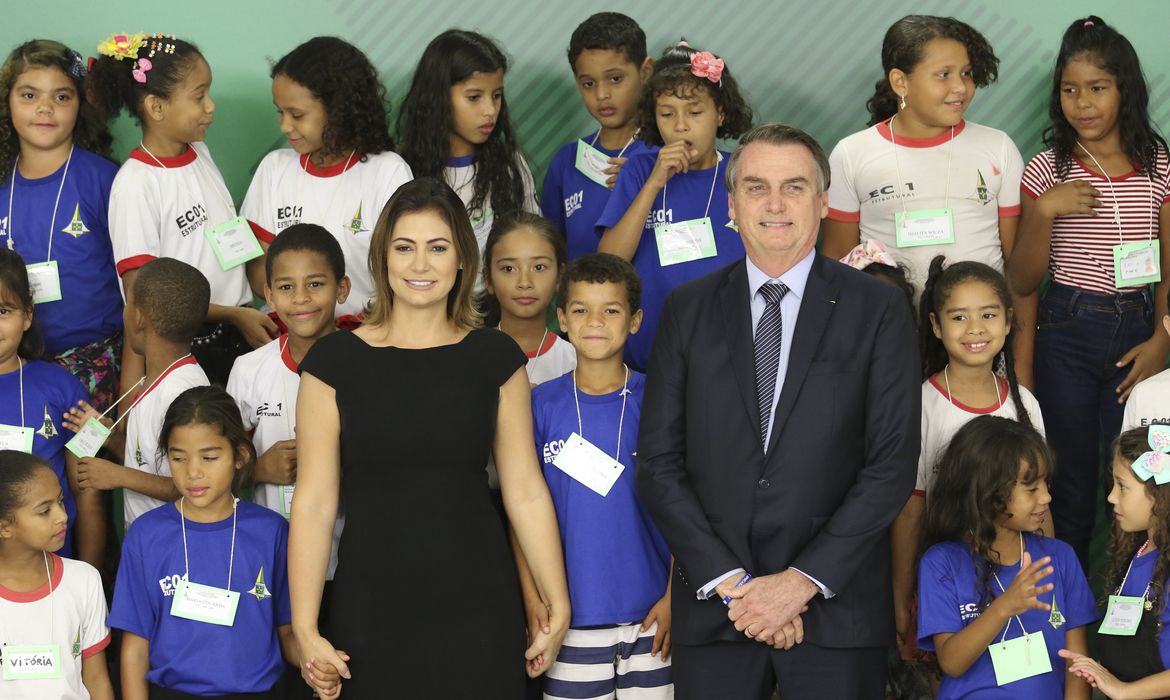 O presidente Jair Bolsonaro, acompanhado da primeira-dama Michelle Bolsonaro, assiste a uma apresentação de cantata de Páscoa, no Palácio do Planalto.